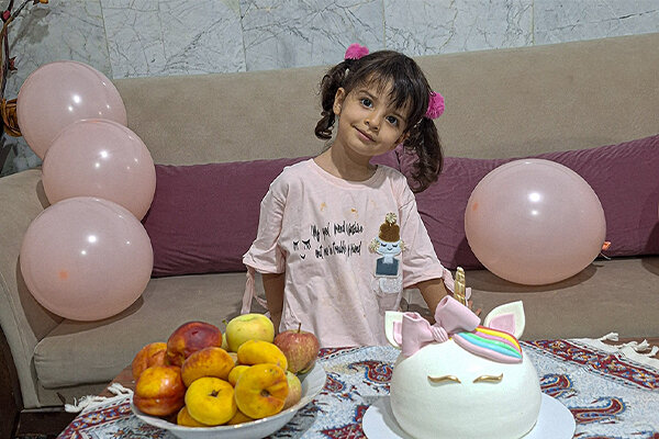 رد خون کنار گل‌سر صورتی «ملینا»