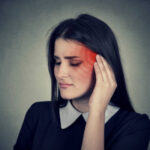 سردرد سمت چپ سر؛ علل شایع و نشانه‌های هشداردهنده
