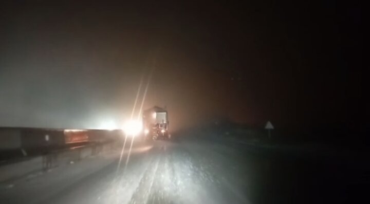 محورهای بویین و میاندشت برفی و بارانی است / وزش باد شدید در سمیرم