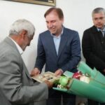 مسئولان استان بوشهر با خانواده شهید امنیت دیدار کردند