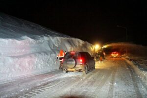 مسدود شدن گردنه چری به دلیل کولاک و کاهش شدید