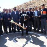 معاون رئیس جمهور کلنگ راه دسترسی بندر هنزا شهرستان رابر را به زمین زد