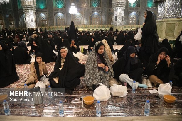 میزبانی حرم مطهر امام رضا(ع) از ۴ هزار معلم مشهدی در ضیافت افطار