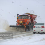 نجات ۲۰ خودرو از برف سنگین در محورهای مهدیشهر