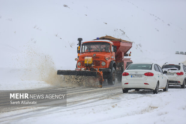نجات ۲۰ خودرو از برف سنگین در محورهای مهدیشهر