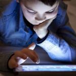 والدین بخوانند: راهکارهای مدیریت حضور نوجوانان در فضای مجازی در زمان بحران‌