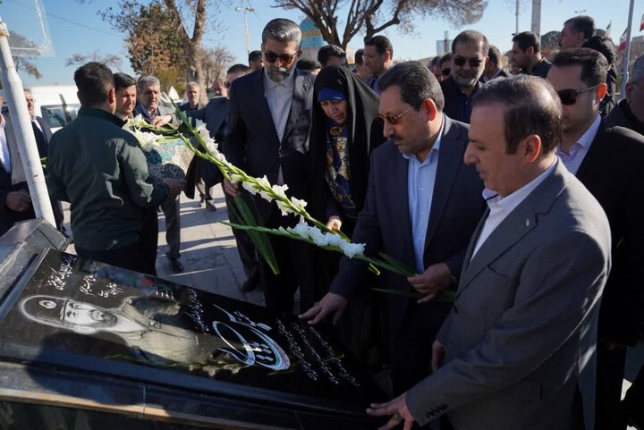 وزیر صمت به مقام شامخ شهدای قزوین ادای احترام کرد