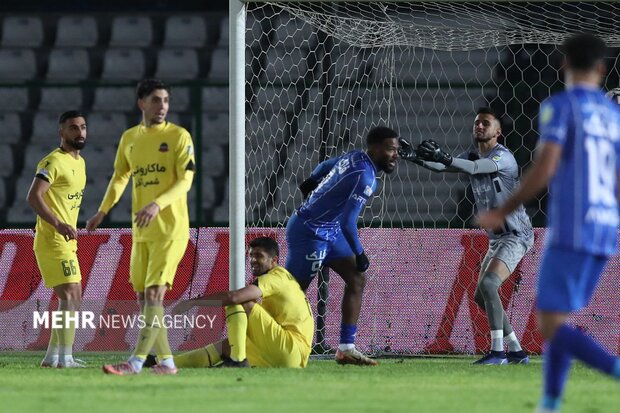 پرسپولیس و تراکتور همزمان زمین خوردند/استقلال به موقع گریخت