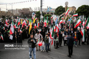 پیوند نسل‌ها در راهپیمایی قم؛ از انقلابیون۵۷ تا نوجوانان دهه هشتادی