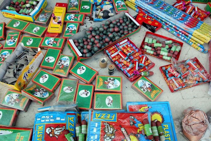 کشف بیش از ۸ هزار عدد مواد محترقه در ملکان