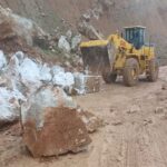  بازگشایی محور کوهستانی منج - بارز پس از ریزش سنگ‌