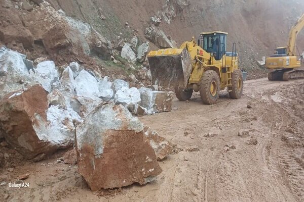  بازگشایی محور کوهستانی منج – بارز پس از ریزش سنگ‌
