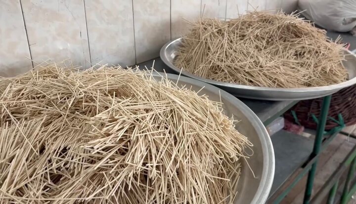 توزیع آش نذری توسط بسیجیان قوچانی