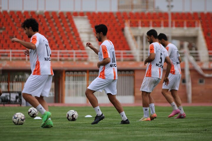 مسی‌های کرمان برای شروع لیگ یک فوتبال پا به توپ شدند