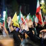 همخوانی دعای فرج در اجتماع شبانه مردم کرمانشاه