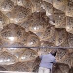 آغاز مرمت اضطراری مقرنس و آینه‌کاری تالار ستون‌دار کاخ چهل‌ستون اصفهان