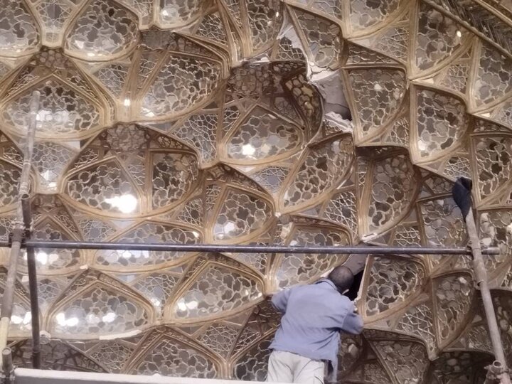 آغاز مرمت اضطراری مقرنس و آینهکاری تالار ستوندار کاخ چهلستون اصفهان آغاز مرمت اضطراری مقرنس و آینهکاری تالار ستوندار کاخ چهلستون اصفهان