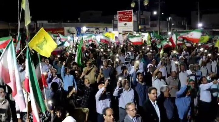 اجتماع شبانه مردم بندر دیر در دفاع از انقلاب و رهبری