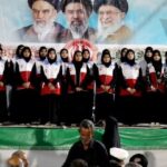 اجرای سرود اعضای هلال احمر در اجتماع مردمی شهر دیر