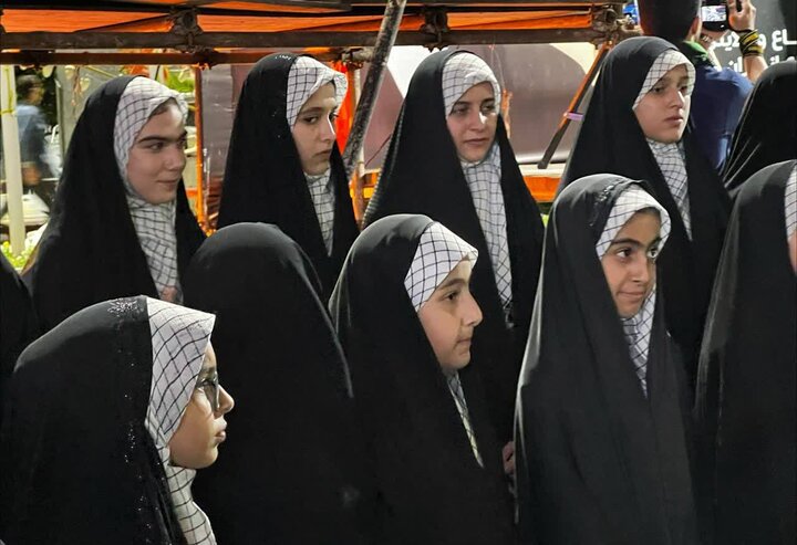اجرای سرود توسط دانش آموزان فومنی در تجمع شبانه