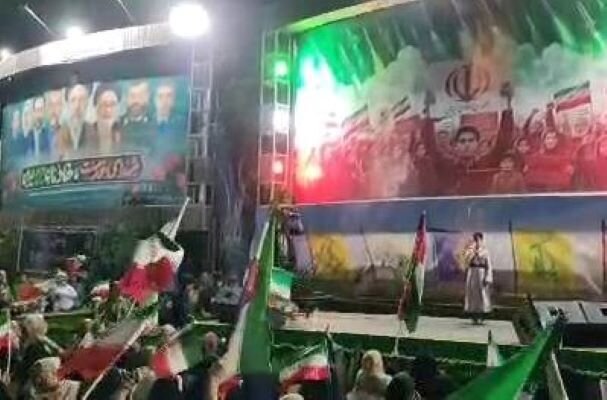 اجرای سرود حماسی توسط نوجوان بوشهری در تجمع مردمی