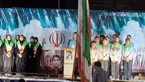 اجرای سرود دانش آموزان در اجتماع مردمی گناوه