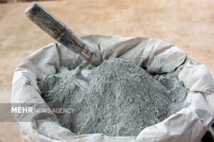 احتکار ۱۰۰ هزار کیلو سیمان در یک مرغداری در قم