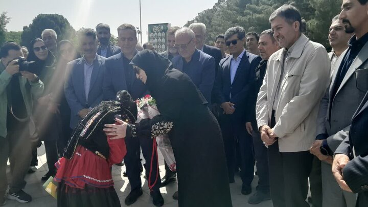 ادای احترام رئیس سازمان محیط‌زیست به مقام والای شهدای شاهین‌شهر