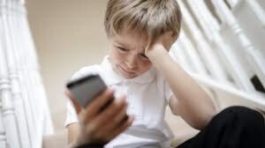 از هر ۶ نوجوان، یک نفر قربانی آزارهای جنسی آنلاین است!