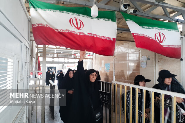 ازدحام زوار حسینی در مهران؛ مرز بسته نیست