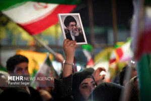 اهتزار پرچم ایران در اجتماع مردم آمل