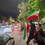 اهتزاز پرچم ایران در اجتماع شبانه مردم تبریز در خیابان ارتش