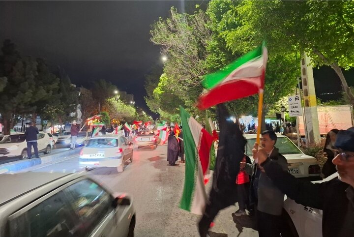 اهتزاز پرچم ایران در اجتماع شبانه مردم تبریز در خیابان ارتش