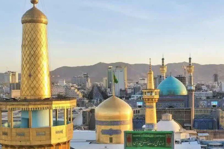 بازگویی پیام غدیر پیش از نماز صبح همزمان با دهه ولایت در حرم رضوی