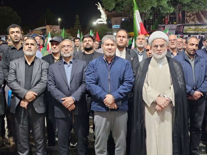 تجمع شبانه سنندجی‌ها در حمایت از وطن