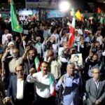 تجمع شبانه مردم بندر دیر در دفاع از انقلاب