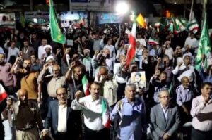 تجمع شبانه مردم بندر دیر در دفاع از انقلاب