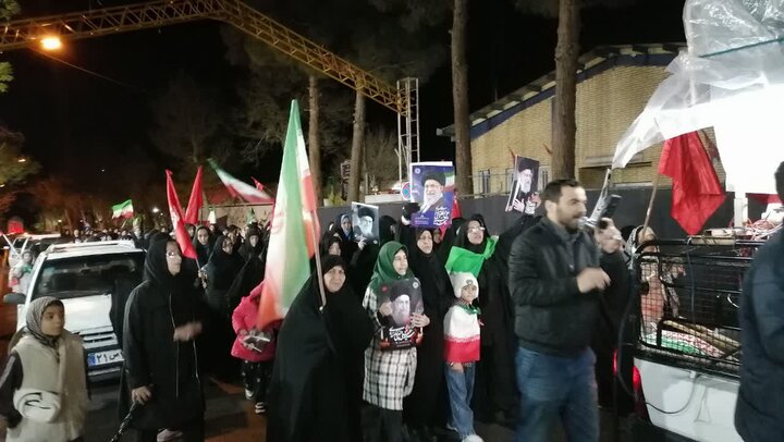 تجمع شبانه مردم نراق در بیعت با رهبر معظم انقلاب