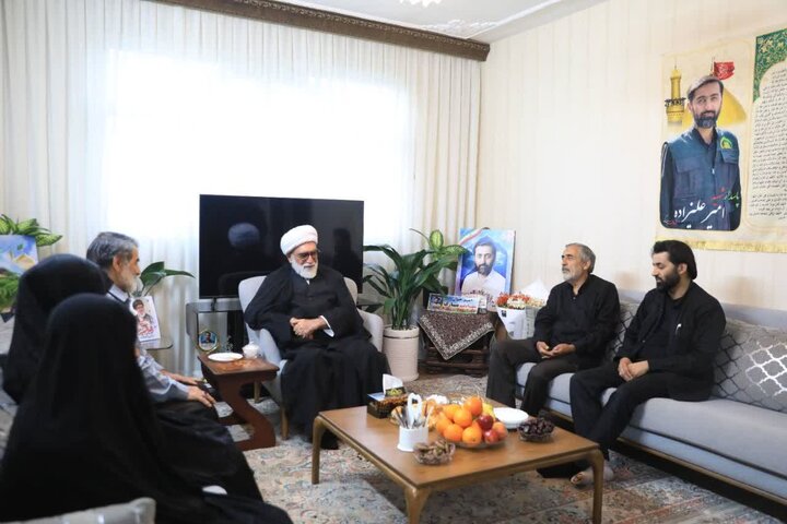 دیدار تولیت آستان قدس رضوی با خانواده‌ دو شهید جنگ رمضان 