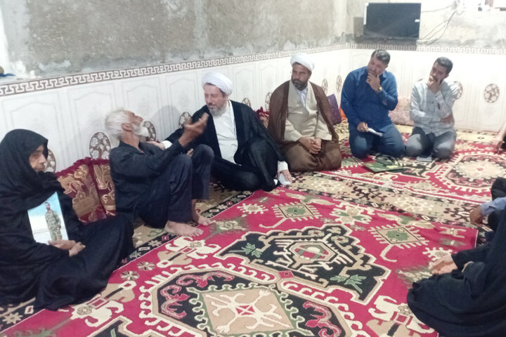 دیدار رئیس عقیدتی سیاسی نهاجا با خانواده شهید دیوزاری در فین هرمزگان