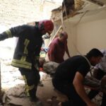 ریزش سقف منزل ویلایی در مشهد؛ پدر و پسر زیر آوار مصدوم شدند