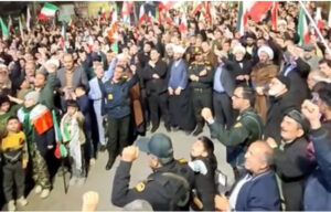 طنین فریاد «مرگ بر آمریکا» و «مرگ بر اسرائیل» در تجمع شبانه خوی