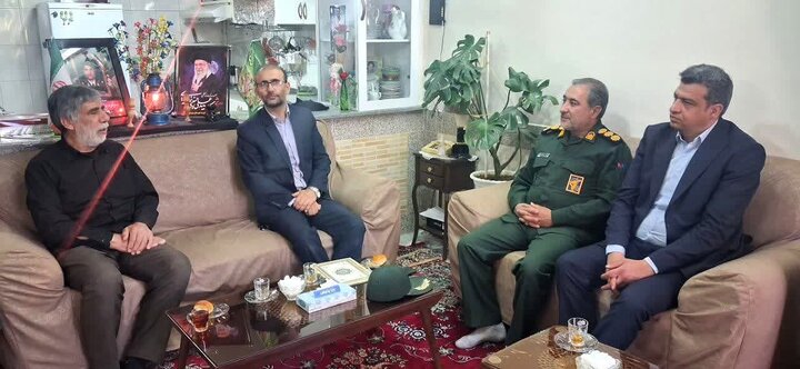 مسئولان بروجرد با خانواده شهدای جنگ رمضان دیدار کردند