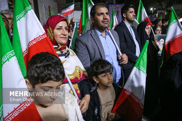 میدان آزادی سنندج؛ روایت مردمی که پای ایران ایستاده‌اند