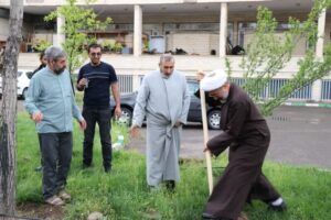 کاشت ۸۶ نهال میوه در جامعه‌المصطفی تبریز به یاد قائد شهید