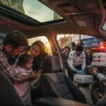 کودک ۳ ساله اصفهانی در سانروف خودرو گرفتار شد