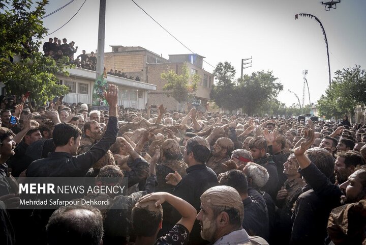 آیین‌های جمعی محرم در بام ایران؛ اینجا مردم پای کار حسین‌اند