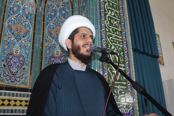 امام جمعه قصرشیرین: پیام رهبری محور وحدت ملی است