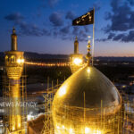 اهتزاز پرچم خونخواهی رهبر شهید در حسینیه اعظم زنجان