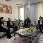تجلیل از خانواده‌های شهدا و ایثارگران سنندج با اهدای یادبود رهبر شهید